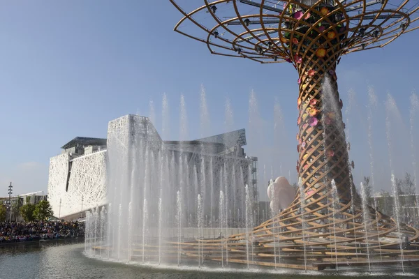 Italia Pavilion and fountains of Tree of life, EXPO 2015 Milan — Stock Photo, Image