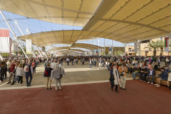 Visitors crowd under Decumano tensile membrane structure, EXPO 2 — Stock Photo, Image