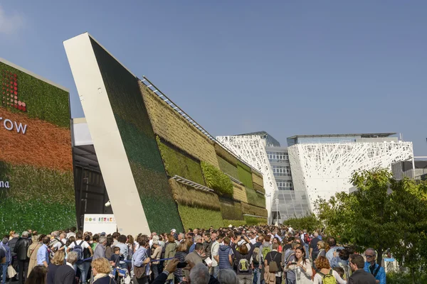 Visitors queue outside Israel pavilion , EXPO 2015 Milan — Stockfoto