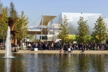 vistitors  queue on rear side of rice cluster pavilions, EXPO 20