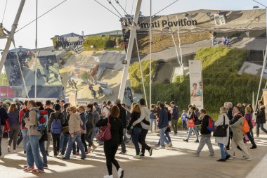 crowd and reflections on Rice cluster pavilions , EXPO 2015 Mila