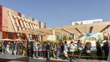 queueing at Spices Cluster, EXPO 2015 Milan