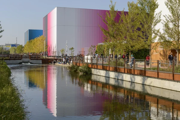 Pavilhões refletidos na vala águas rasas, EXPO 2015 Milão — Fotografia de Stock
