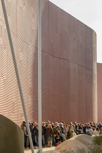 Sol e sombra sobre os visitantes que fazem fila ao longo do pavilhão dos Emirados Unidos — Fotografia de Stock
