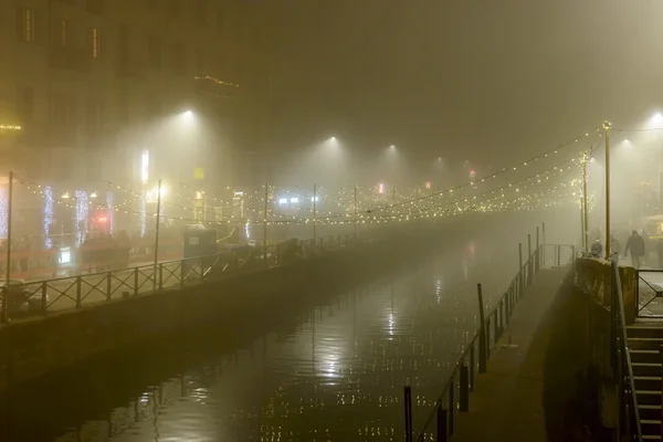 Nebbia pesante sul Naviglio Grande a Natale, Milano, Italia — Foto Stock