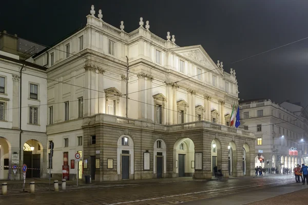 Fachada de La Scala à noite na hora de Natal, Milão Fotos De Bancos De Imagens