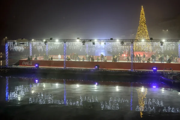 Floating ice rink at Darsena enbakment at Xmas time, Milan, Ital — Stock Photo, Image