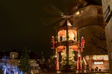 Xmas Market, Stuttgart durak çatı üzerinde dönen kule