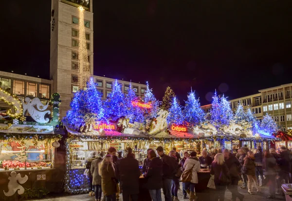 Tetti alleggeriti bancarella in piazza del Municipio al momento del mercato di Natale, S — Foto Stock