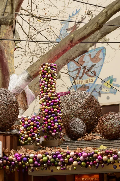 Renkli cam topları Xmas Pazar t ile dekore edilmiş çatı durak — Stok fotoğraf