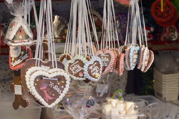 Suspended sweet hearts in stall at Xmas market , Stuttgart — Stock Photo, Image