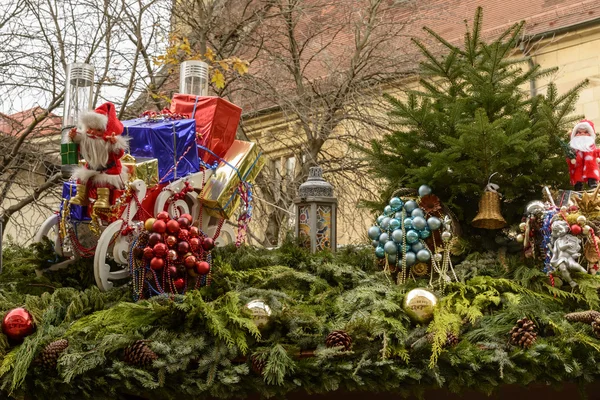 Palline di vetro colorato, pupazzo di Babbo Natale e scatole regalo tra abete rosso — Foto Stock