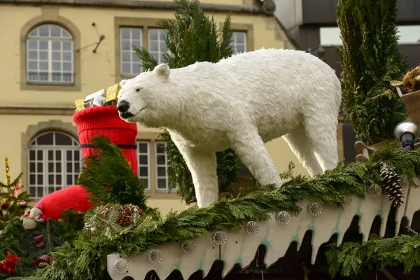 Biały niedźwiedź między świerk oddziałów na straganie dachu o rynku Xmas — Zdjęcie stockowe