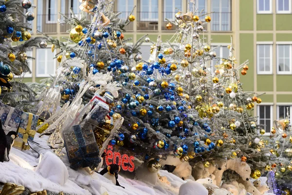 Bolas de vidrio y osos blancos en el techo del puesto en el mercado de Navidad, Stuttgart — Foto de Stock