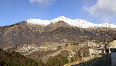 Zambla Köyü ve Menna tepe kış manzara, Bergamo, Ital