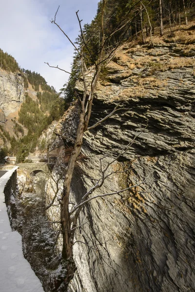 Lumière du soleil sur les rochers escarpés dans la gorge de Viamala, Thusis, Suisse — Photo