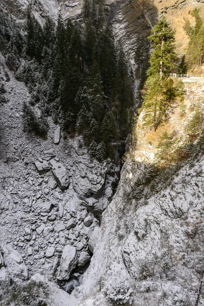 Gouffre et rochers abrupts dans la gorge de Viamala, Thusis, Suisse — Photo