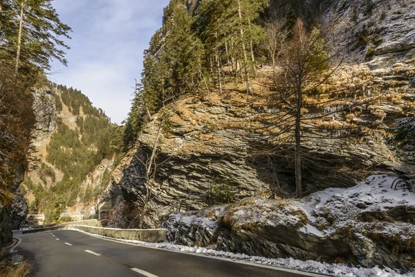 Kurviga vägar och stenar i Viamala gorge, Thusis, Schweiz — Stockfoto