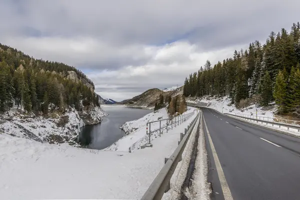 Lago Marmorera y carretera de paso Julier, Suiza —  Fotos de Stock