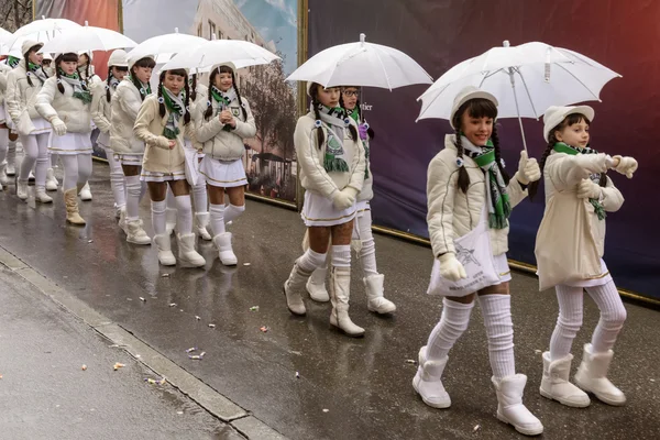 Baby majorettes under umbrellas against rain at Carnival parade, — Stock Photo, Image