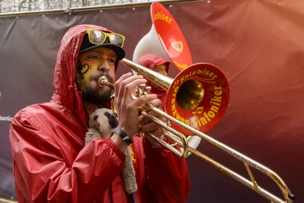 Trombone player marchando sob chuva no desfile do Carnaval, Stuttga — Fotografia de Stock