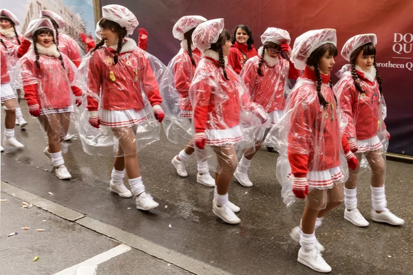 Line of baby majorettes marching wrapped up against rain at Carn — Stock Photo, Image