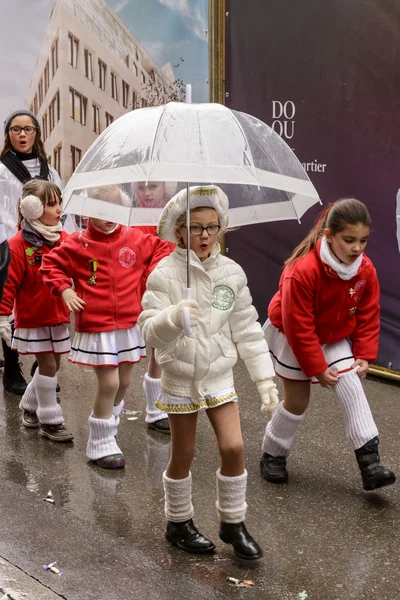 Baby majorette under umbrella against rain at Carnival parade, S — Stock Photo, Image
