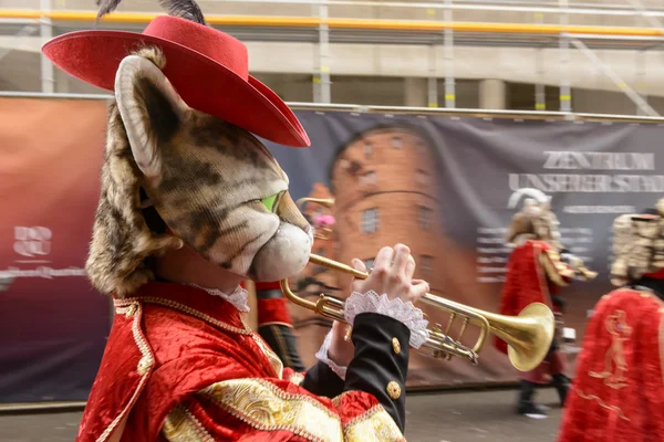 Trumpeteer w maszerującą grupę kotów na parady karnawałowe, Stuttg — Zdjęcie stockowe