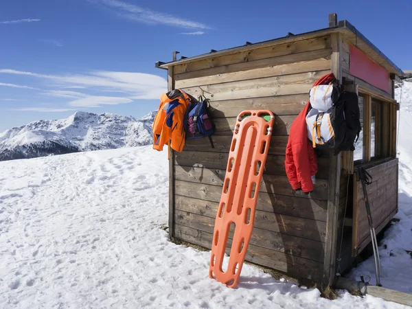 Rescue hut on top of the mountain in winter — Stock Photo, Image