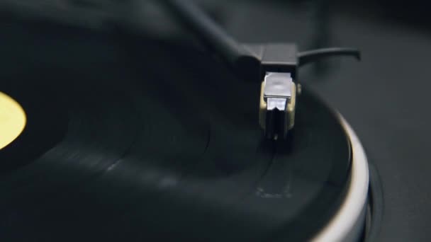 Запуск музичного вінілового запису на обертальному столі — стокове відео
