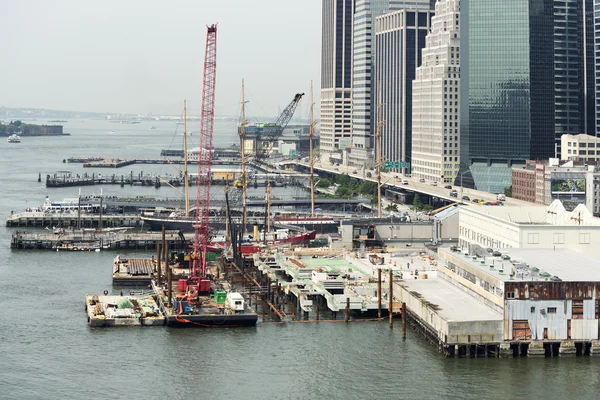 NEW YORK CITY, USA - JUNE 12, 2015: Byggeplass og brygge på Hudson River, langs motorveien i New York City . – stockfoto