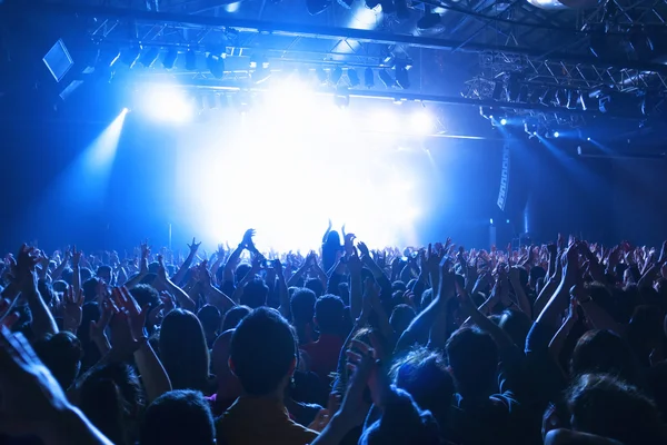 Crowd silhouettes at music concert  in front of stage — Stock Photo, Image