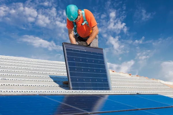 Techniker installiert Solarmodul Stockfoto