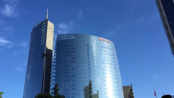 Tidsfördröjning för Unicredit modern skyskrapa företag och finans center i Gae Aulenti square i Milano Royaltyfri Stockfilm