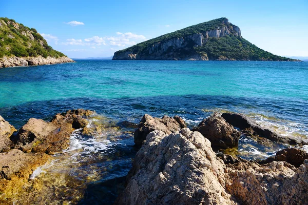 Golfo Aranci en Cerdeña, con vista a la isla Figarlo, Italia — Foto de Stock