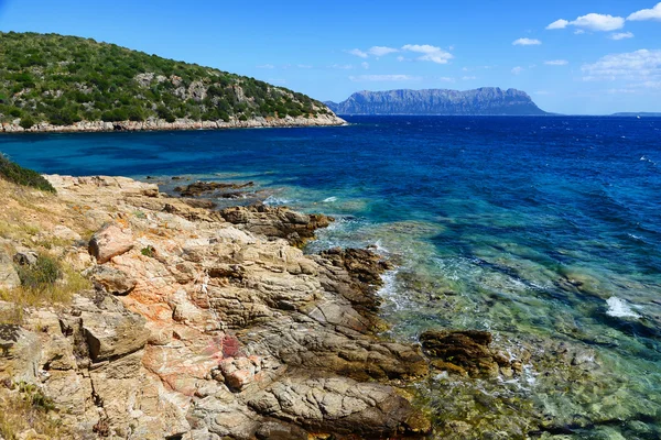 Golfo Aranci na Sardenha, com a ilha de Tavolara em segundo plano, Itália — Fotografia de Stock