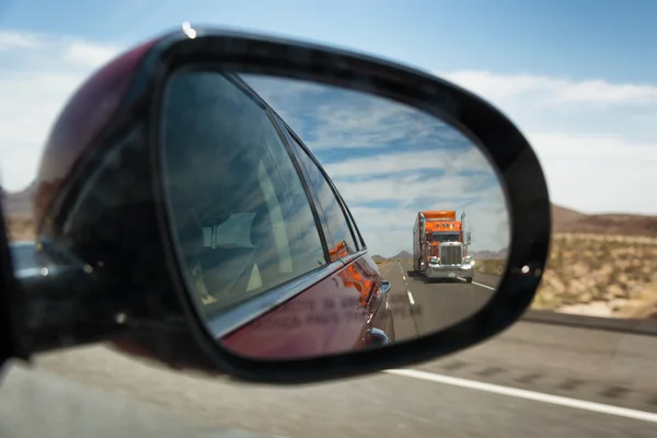 Lastbil reflektion i spegeln — Stockfoto