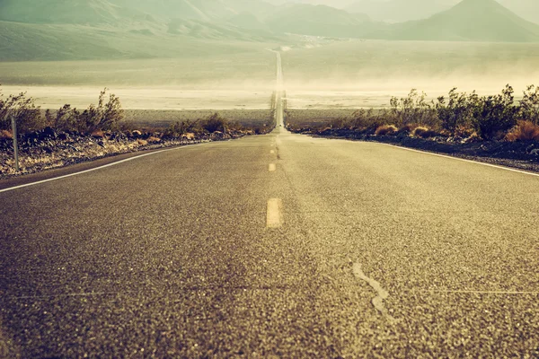 Wüstenstraße im Death Valley, Kalifornien, USA — Stockfoto