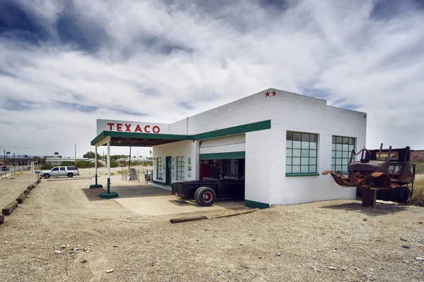 NEEDLES, CALIFORNIA - 10 de junio de 2016: histórica estación de Texaco en la Ruta 66. el 10 de junio de 2016 en Needles, California, EE.UU. —  Fotos de Stock