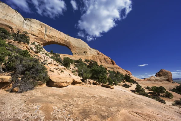 Natural sandstone Wilson Arch arch in Moab, southeastern Utah — Stock Photo, Image