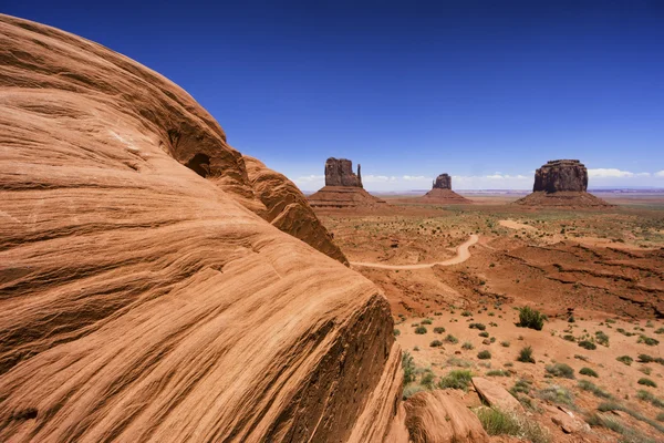 Grande roccia nella Monument Valley al confine tra Utah e Arizona — Foto Stock