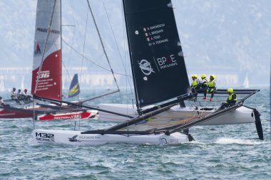 Riva Del Garda, İtalya - 19 Ağustos: ilk gün M32 serisi Akdeniz için rekabet, bir yelken hızlı katamaran rekabet Garda Gölü. Ağustos 19, Riva del Garda, İtalya için 2016.