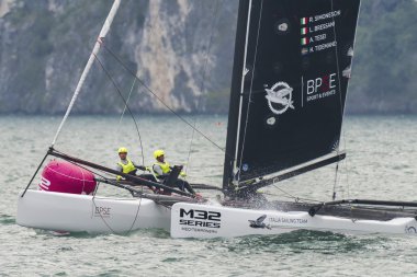 Riva Del Garda, İtalya - 19 Ağustos: ilk gün M32 serisi Akdeniz için rekabet, bir yelken hızlı katamaran rekabet Garda Gölü. Ağustos 19, Riva del Garda, İtalya için 2016.