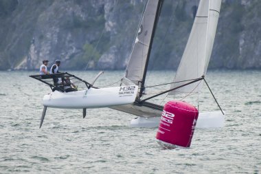 Riva Del Garda, İtalya - 19 Ağustos: ilk gün M32 serisi Akdeniz için rekabet, bir yelken hızlı katamaran rekabet Garda Gölü. Ağustos 19, Riva del Garda, İtalya için 2016.