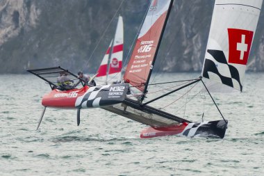 Riva Del Garda, İtalya - 19 Ağustos: ilk gün M32 serisi Akdeniz için rekabet, bir yelken hızlı katamaran rekabet Garda Gölü. Ağustos 19, Riva del Garda, İtalya için 2016.