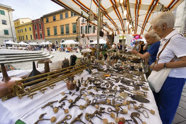 SARZANA, ITALIA - 18 AGOSTO 2016: Mercado popular de objetos antiguos y vintage en Sarzana, Liguria, Italia . — Foto de Stock