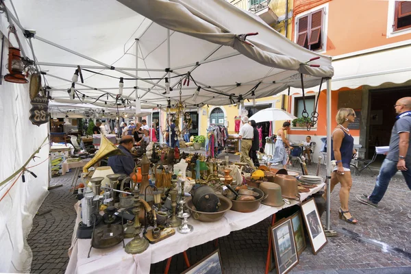 SARZANA, ITALY - AUGUST 18, 2016: Popular market of antique and vintage objects in Sarzana, Liguria, Italy. — Stock Photo, Image