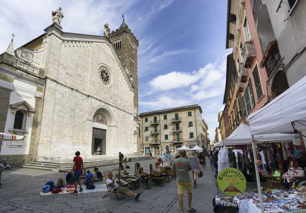 Sarzana, Włochy - 18 sierpnia 2016: Popularny targ antyków i starych obiektów w Sarzana, Liguria, Włochy. — Zdjęcie stockowe