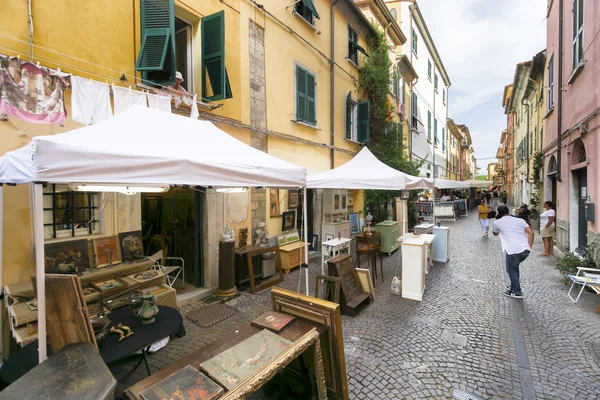 SARZANA, ITÁLIA - 18 DE AGOSTO DE 2016: Mercado popular de objetos antigos e vintage em Sarzana, Ligúria, Itália . — Fotografia de Stock