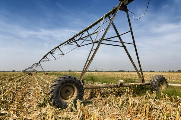 収穫のフィールドの灌漑システム — ストック写真